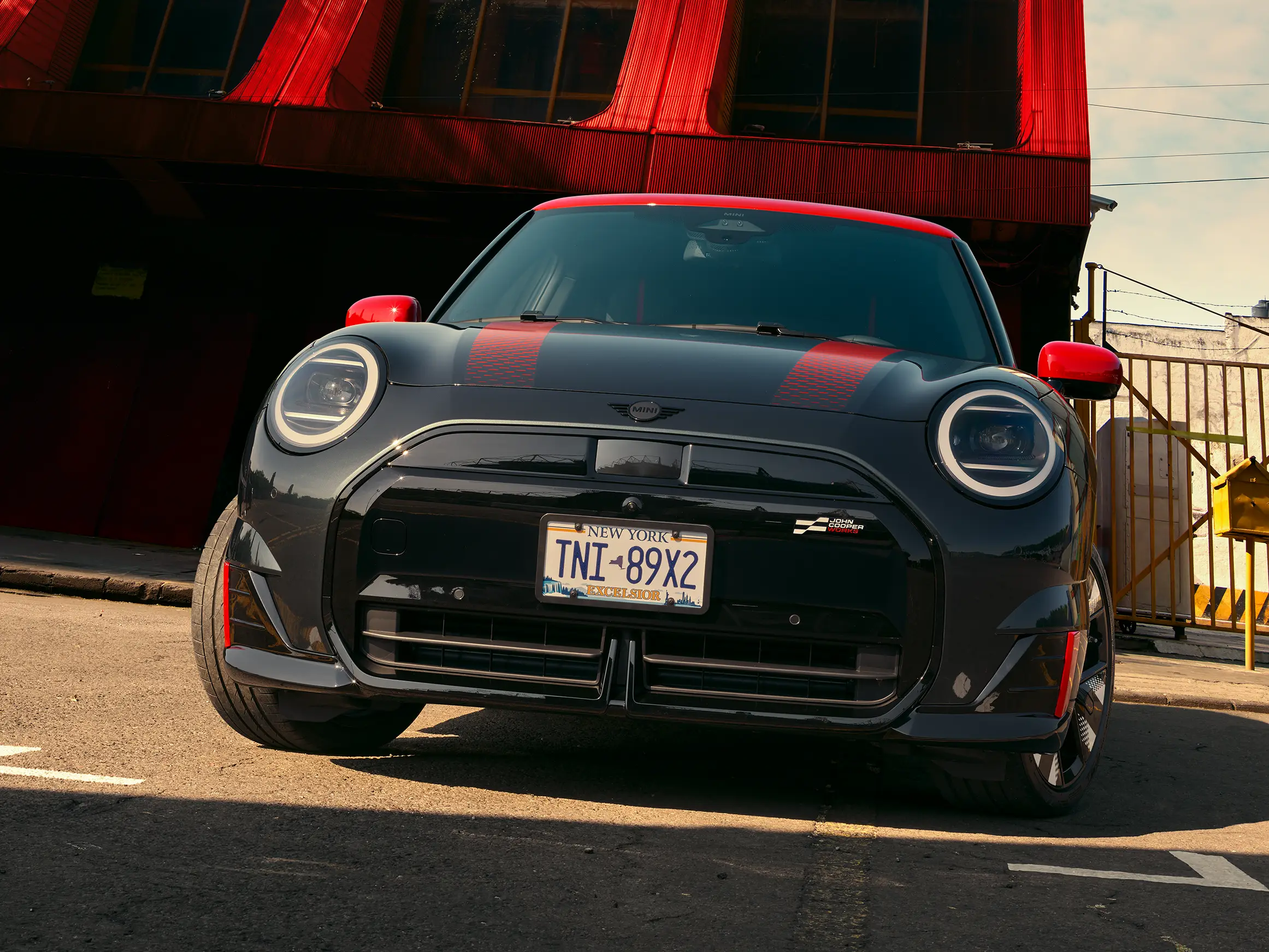 MINI John Cooper Works – J01 JCW Pohled z boku